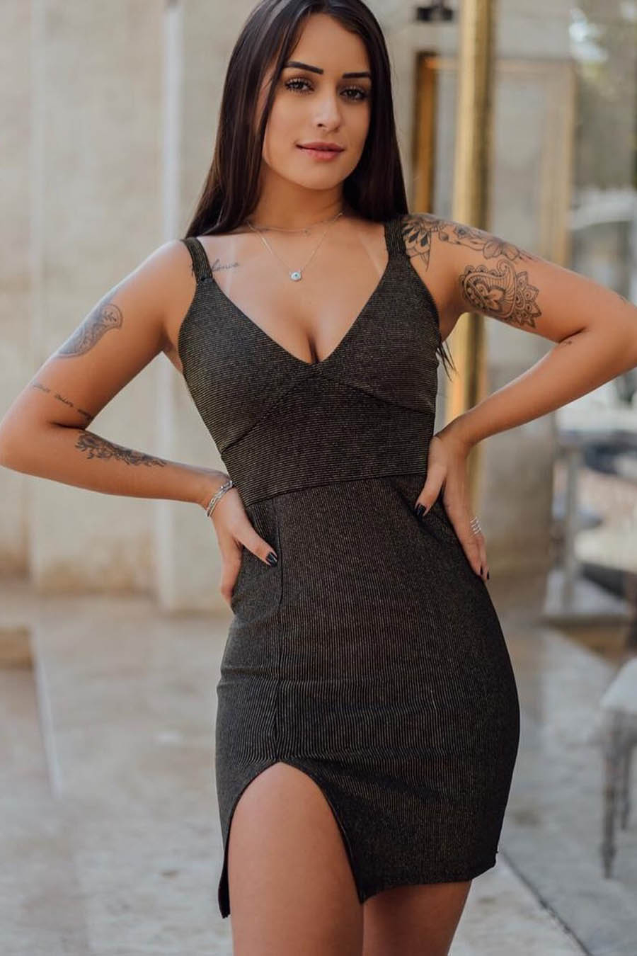 Vestido com fenda na discount perna curto
