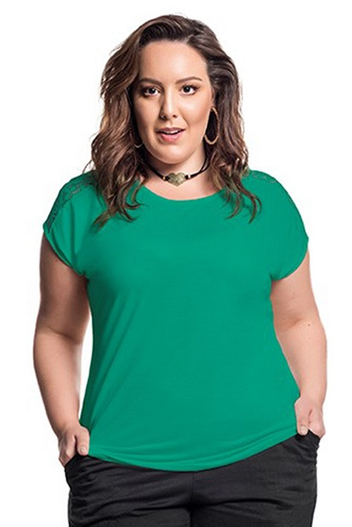 Blusa Plus Size Básica Verde Manga Curta Detalhe Renda